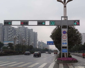 Hot Dip Q235 Led Traffic Light Arm Pole Painting Otomatis Untuk Jalan Raya